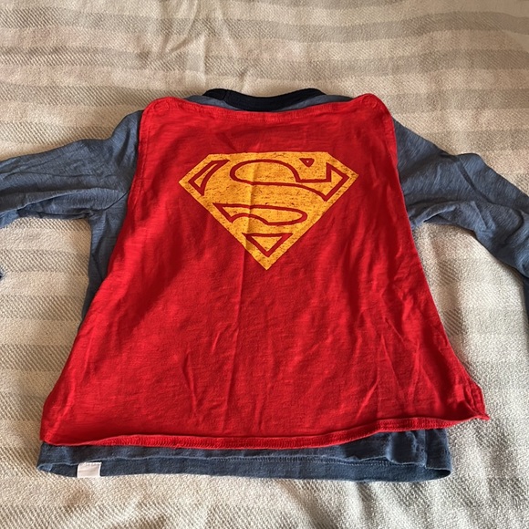 DC Superman shirt with detachable cape - Picture 3 of 4
